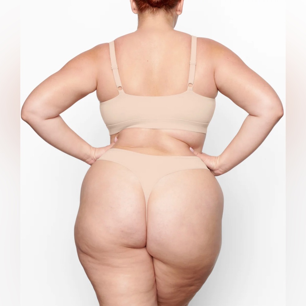 NWT SKIMS FE THONG MICA XXS - Picture 3 of 7